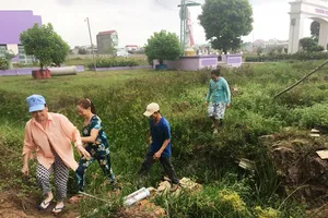 Dân ngang nhiên đào mương, xẻ đôi đường nhựa