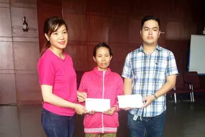 Bạn đọc trao gần 150 triệu cho gia đình hiệp sĩ bị tấn công