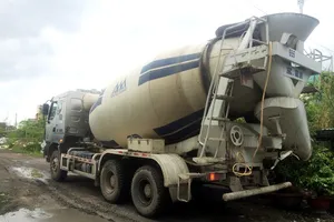 Tài xế đổ bê tông xuống mương khi 'đụng' thanh tra