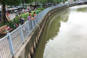 Đứng cạnh biển cấm vẫn vô tư câu cá, họ là ai?