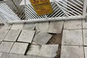 Người dân phát hiện bến buýt đường sông mới xong đã hư hại