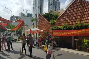 Công nhân căng băng rôn trước dự án The Nassim