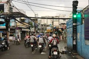 Dân mừng rơn vì đèn tín hiệu đã hoạt động