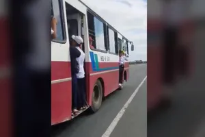 Tài xế cho học sinh đánh đu trên cửa xe có bị phạt?