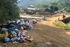 Dân địa phương 'tố' du khách xả rác bẩn Sa Pa