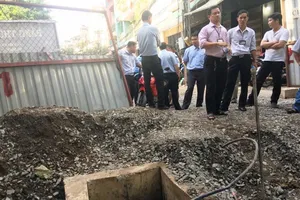 Quận 5: Thi công làm đứt ống nước, dân khốn đốn 