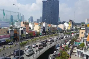 Nhiều tuyến đường kẹt cứng vì hầm Thủ Thiêm bị phong tỏa