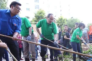 Bí thư Nguyễn Thiện Nhân cùng người dân xuống kênh dọn rác