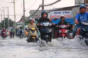 Triều cường mới 'lấp ló', dân đã khổ sở