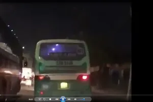 Đơn vị quản lý nói về xe buýt lao lên vỉa hè 