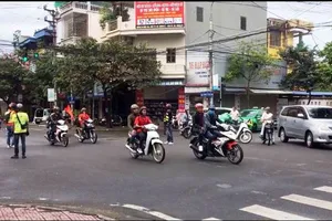 Không lẽ ai cũng được quyền phân luồng giao thông?