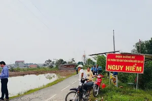 Người dân cầu cứu vì có đường mà không đi được