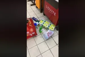 Bảo vệ siêu thị lục soát đồ khách vì nghi là trộm 