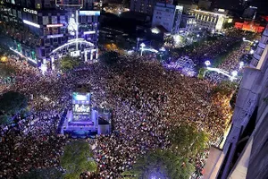 Cấm lưu thông đường Lê Duẩn để lắp màn hình xem bóng đá