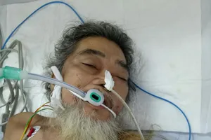 Tìm người thân cho bệnh nhân bị thủng dạ dày