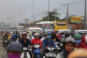 TP.HCM: Kẹt các ngả đường vì dân ùn ùn về quê ăn Tết