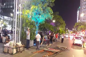 Cứ cuối tuần là các loại xe không được vào đường Nguyễn Huệ