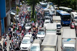 Phạt gần 900 triệu đồng các xe vi phạm khu vực Tân Sơn Nhất