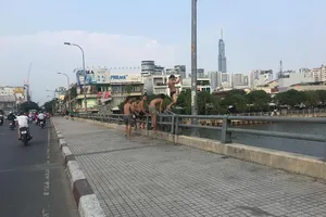 Trẻ em nhảy cầu, tắm kênh Nhiêu Lộc: Nguy hiểm!