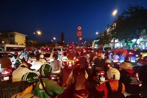 Khắp nơi kẹt xe vì dân ùn ùn đi chơi lễ 