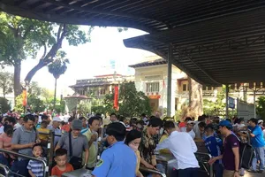 Ngạt thở biển người đổ về Thảo Cầm Viên vui chơi dịp lễ 30-4
