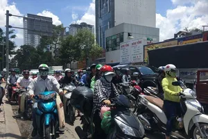 Kẹt xe giữa cái nắng như thiêu như đốt