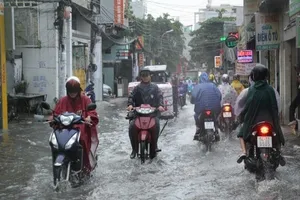 Người TP.HCM 'bơi' trên phố sau mỗi cơn mưa lớn