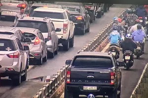 Hàng loạt ô tô tràn vào làn xe máy trên cao tốc 