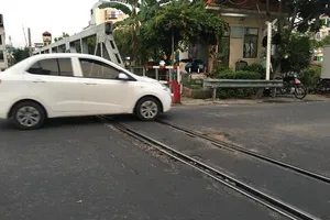 Lo té ngã khi ổ gà cận kề ray tàu