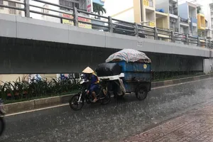 TP.HCM bất ngờ mưa lớn khiến người đi đường không kịp trở tay