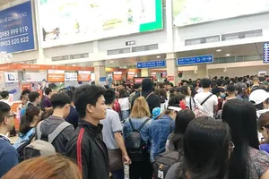 Mới vào hè sân bay Tân Sơn Nhất đã đông nghẹt 
