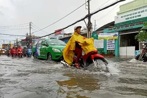 TP.HCM: Khổ sở vì cơn mưa đúng giờ tan tầm