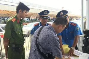 Xử phạt 55 vụ xe chở khách vào sân bay Tân Sơn Nhất
