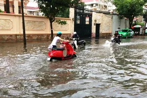 Hàng loạt xe chết máy trên đường Nguyễn Hữu Cảnh