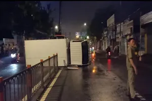 Xe tải thắng gấp, lật ngang trên đường ở Gò Vấp