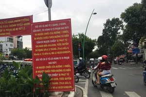 Bất chấp biển cấm, xe máy đi thẳng vào đường ngược chiều 