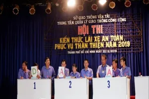 Phụ nữ mang thai và người già ai được ưu tiên khi đi xe bus?