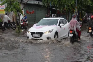 Bão ở miền Bắc, vì sao TP.HCM cũng mưa lớn