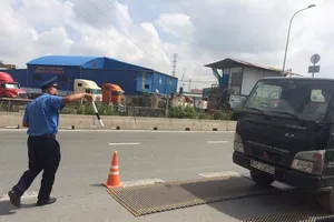 Xử lý xe quá tải ở khu vực cảng Cát Lái