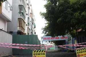 Rào chung cư nghiêng ở quận 1 để đảm bảo an toàn