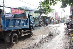Sau cơn mưa, đường Nữ Dân Công lại sắp hóa thành 'sông'