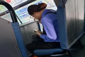 Nữ tiếp viên xe buýt bị cảnh cáo vì để khách 'quên mua vé'