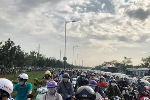 Đường Phạm Văn Đồng kẹt xe nghiêm trọng