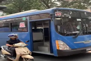 Sa thải tài xế xe buýt phun nước bọt vào người khác