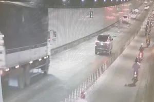 Xe tải làm rớt bao tro gây bụi mù mịt trong hầm Thủ Thiêm