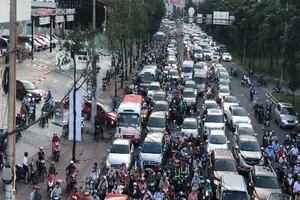 Giao thông khu vực gần cầu Sài Gòn rối rắm