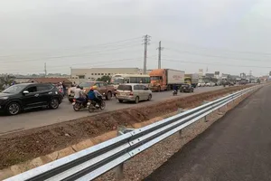 Mở lối phân làn khi cháy xe tại cao tốc Bắc Giang - Lạng Sơn