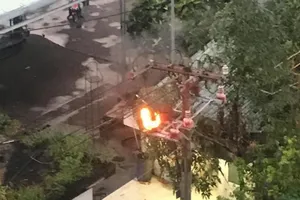 Điện lực nói về 'cây cột điện đột nhiên bốc cháy'