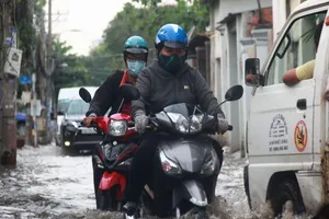 Dân quận 2 bì bõm lội khi triều cường ập về