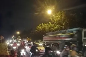 Kẹt xe nghiêm trọng ở khu vực cầu Phú Mỹ